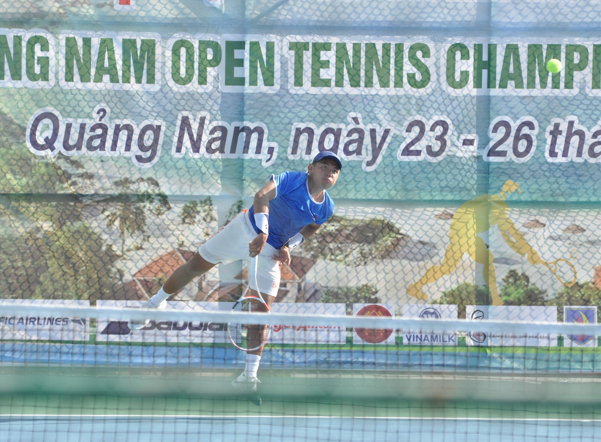 Tay vợt số 1 Việt Nam Lý Hoàng Nam thi đấu tại giải Quần vợt Quảng Nam mở rộng. Ảnh: T.V