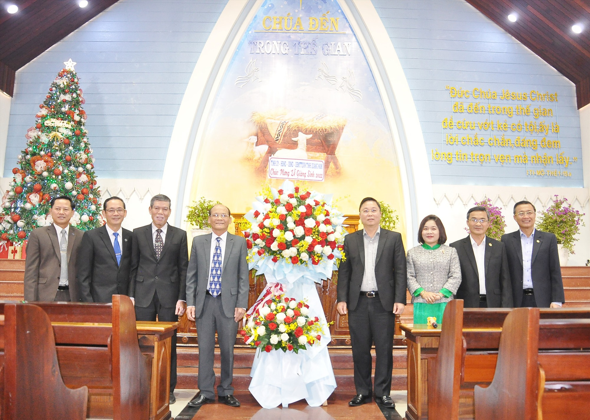 Chủ tịch UBND tỉnh Lê Trí Thanh và các thành viên đoàn công tác của tỉnh tặng lẵng hoa chúc mừng Ban đại diện Hội thánh Tin lành Việt Nam (miền Nam) nhân lễ Giáng sinh 2022. Ảnh: V.A