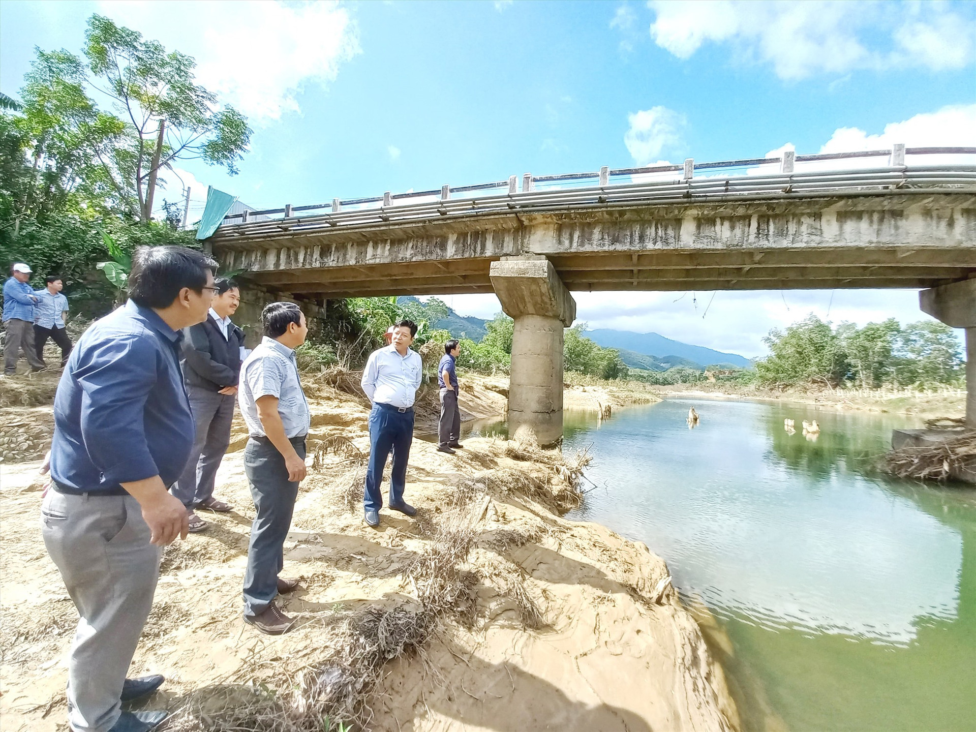 Cầu Sông Vầu (nối xã Ba với xã Tư) bị hư hỏng nặng do lũ lụt cần được đầu tư xây dựng mới. Ảnh: C.T