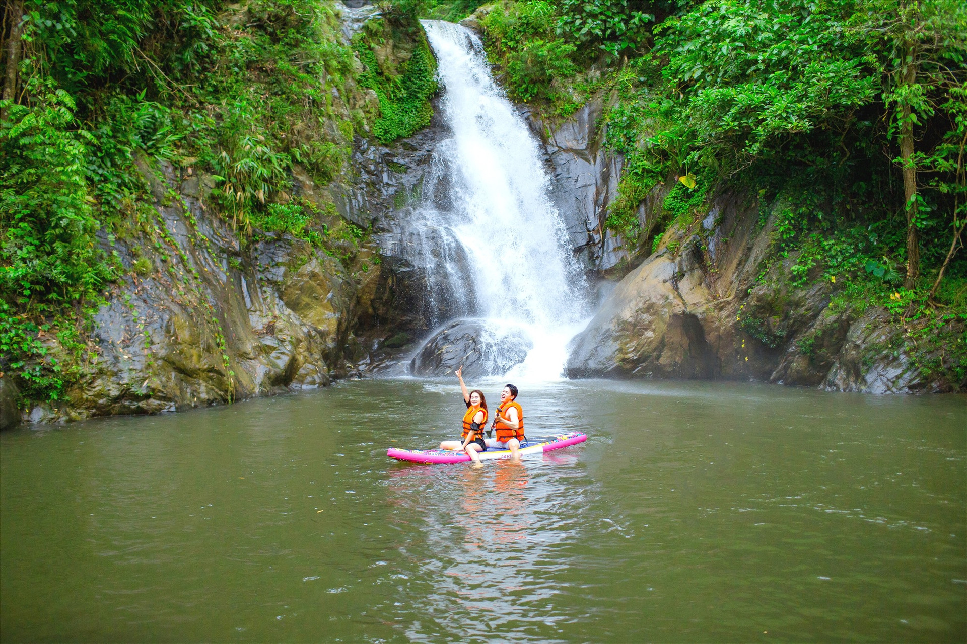 Khung cảnh một thác nước tự nhiên trong Khu du lịch sinh thái Cổng trời Đông Giang. Ảnh: CT