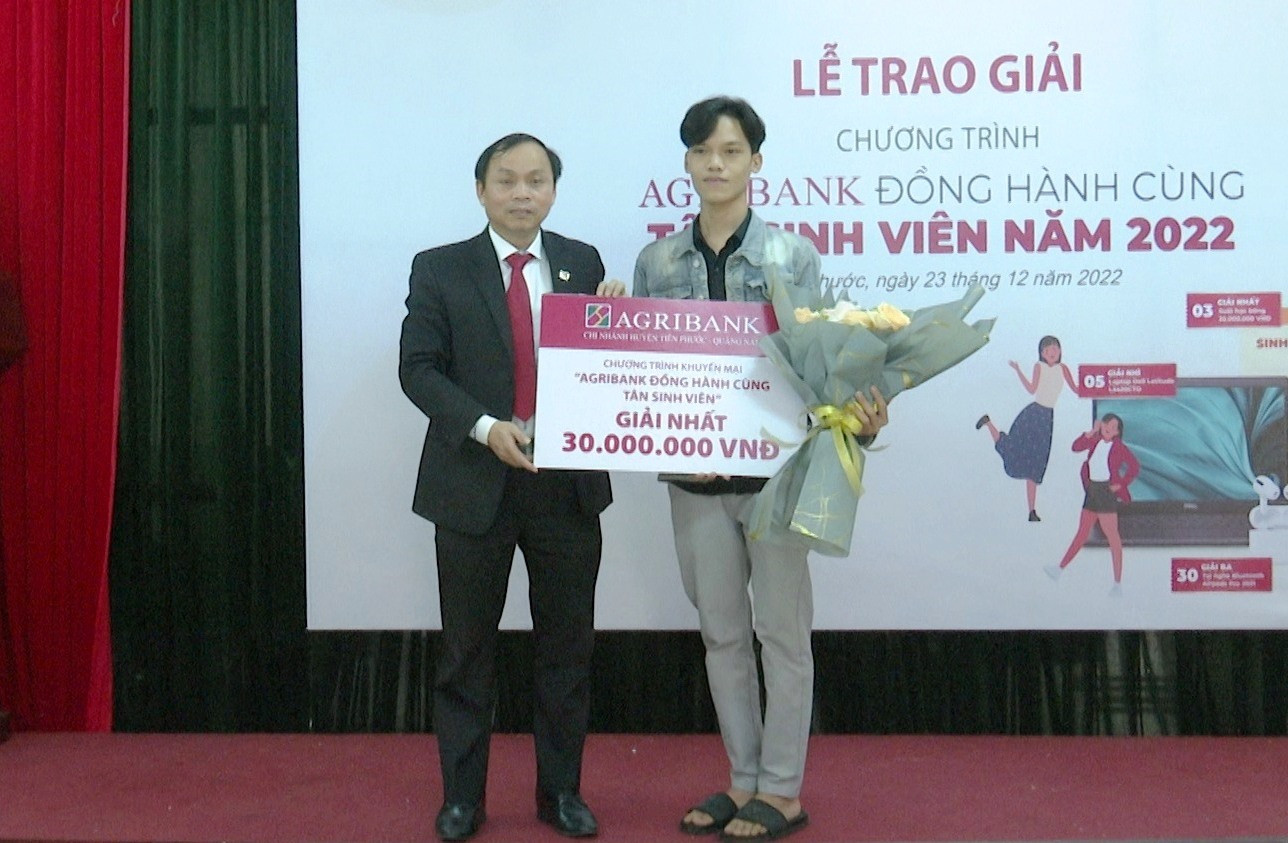 Agribank chi nhánh Tiên Phước trao giải chương trình “Agribank đồng hành cùng tân sinh viên” năm 2022. Ảnh: N.HƯNG