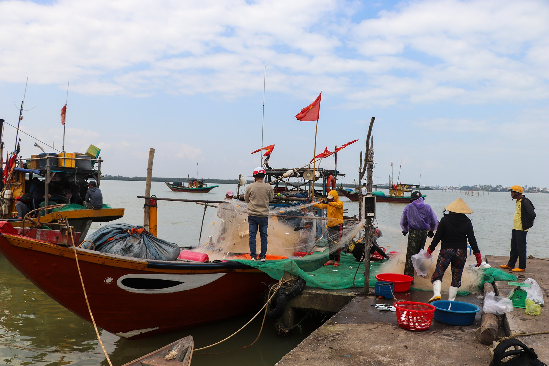 Sau những ngày gió mùa Đông Bắc gây biển động, vùng biển Quảng Nam bắt đầu có nắng. Tại xã Duy Hải, huyện Duy Xuyên, từ 3-4h sáng, ngư dân nơi đây đã bắt đầu chuyến biển.