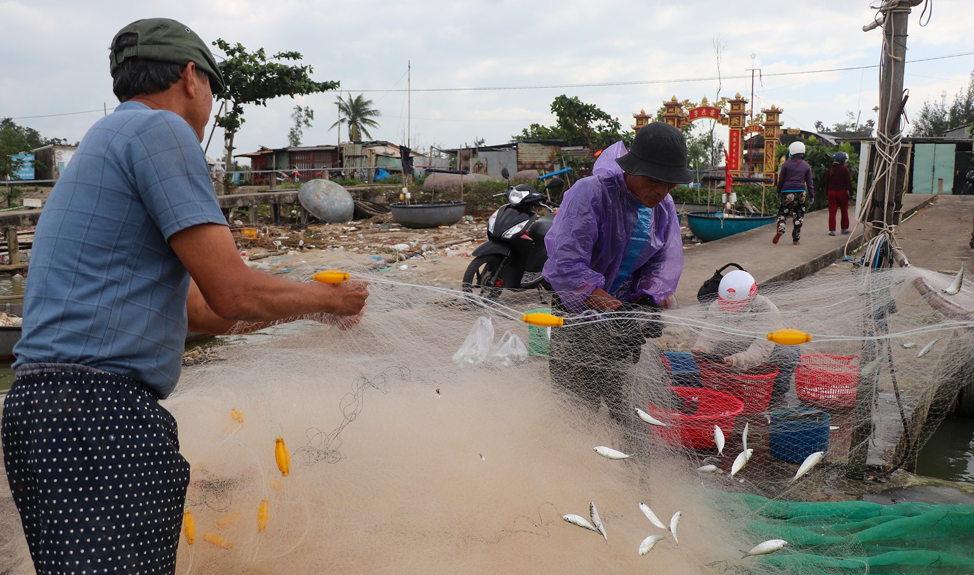 Ông Nguyễn Văn Ba, ngụ thôn 1, xã Duy Hải, cho biết ông cùng bạn thuyền ra biển từ 3h sáng. Chuyến biển gần khoảng 5 hải lý nên việc đánh bắt trong vòng vài giờ đồng hồ. Đến khoảng 10h thường ngày, tàu cập bờ và bắt đầu gỡ cá.