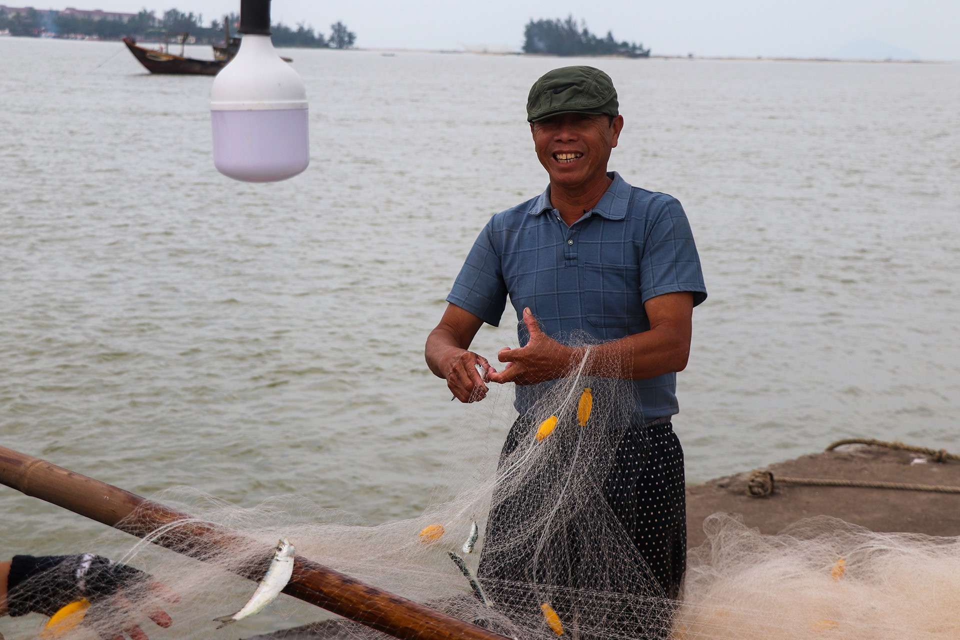 Ngư dân Nguyễn Văn Ba vui mừng sau chuyến biển.