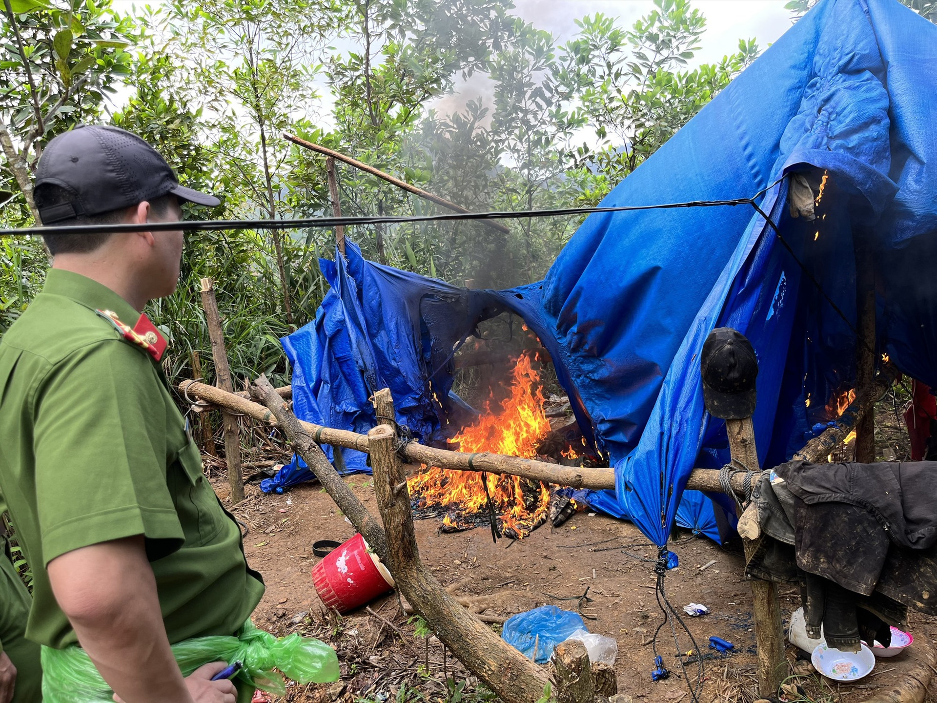 Phòng Cảnh sát môi trường đã liên tục truy quét, đẩy đuổi các đối tượng ở bãi vàng Bồng Miêu.