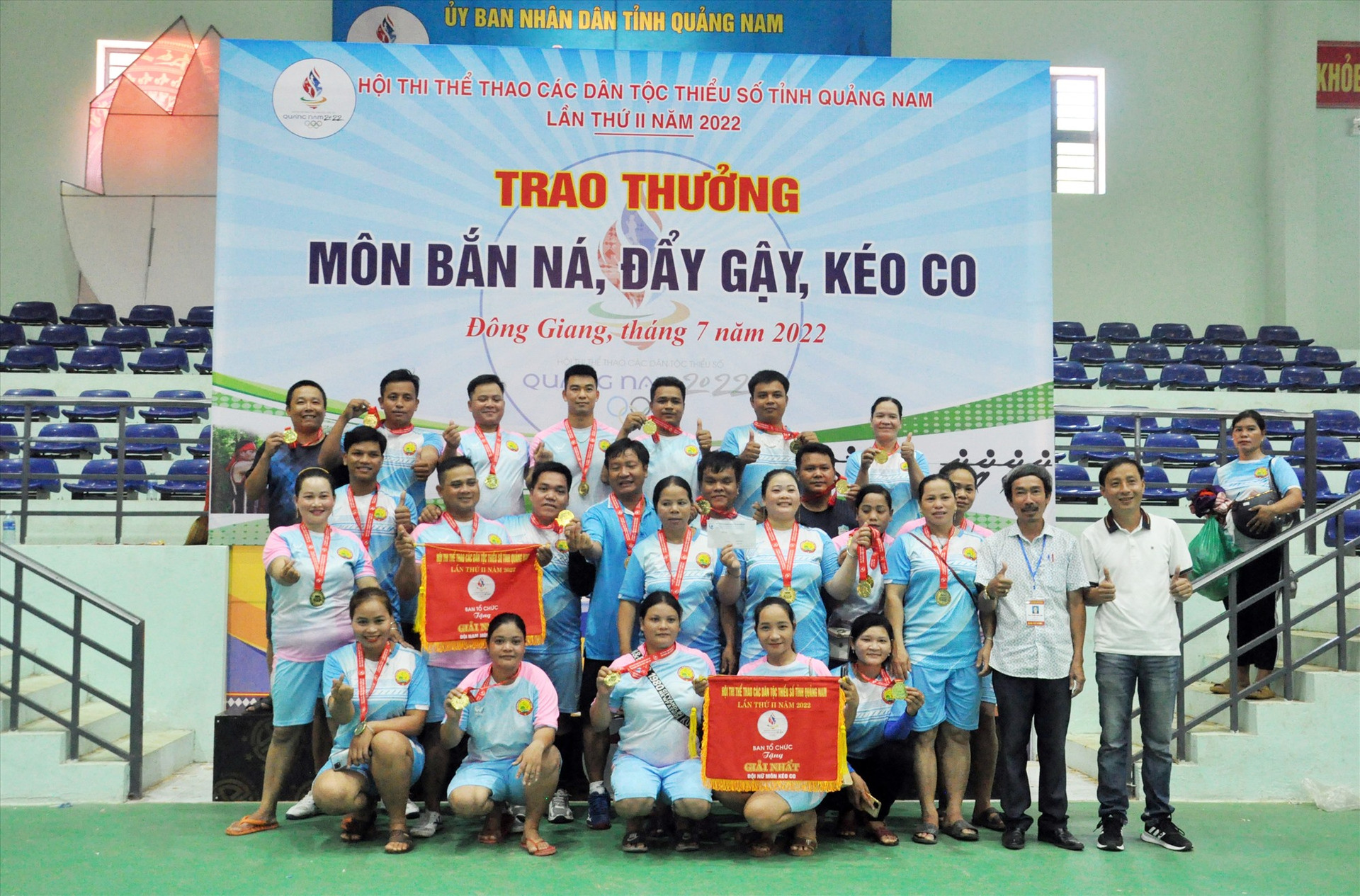 Niềm vui của các vận động viên môn bắn ná-bắn nỏ huyện Nam Giang tại Hội thi Thể thao các dân tộc thiểu số tỉnh năm 2022. Ảnh: A.NH