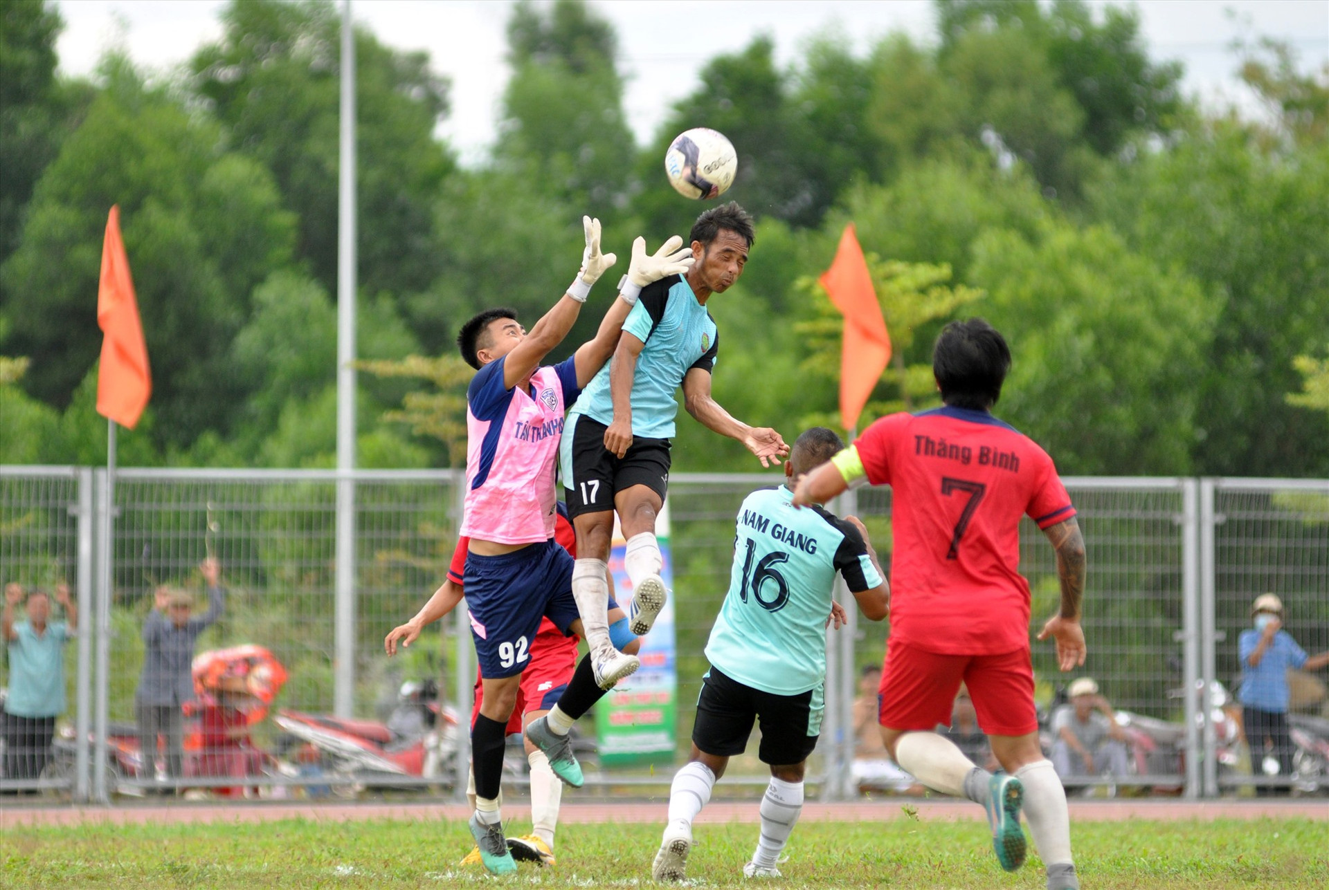 Đội bóng đá huyện Nam Giang để lại ấn tượng tại giải vô địch tỉnh năm 2022. Ảnh: A.NHI