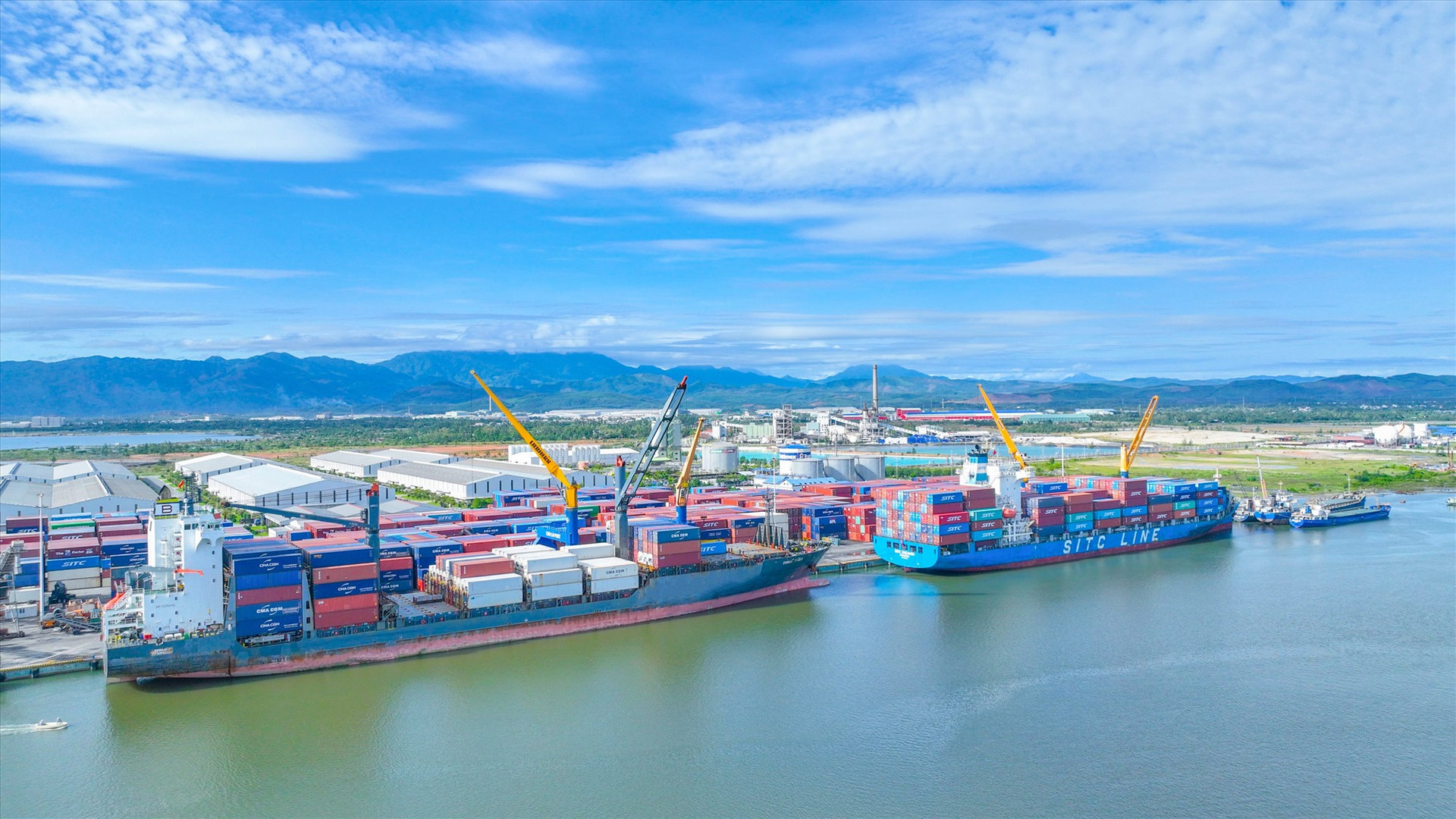Cảng Chu Lai đón nhiều tàu lớn, phục vụ nhu cầu xuất nhập khẩu hàng hóa.