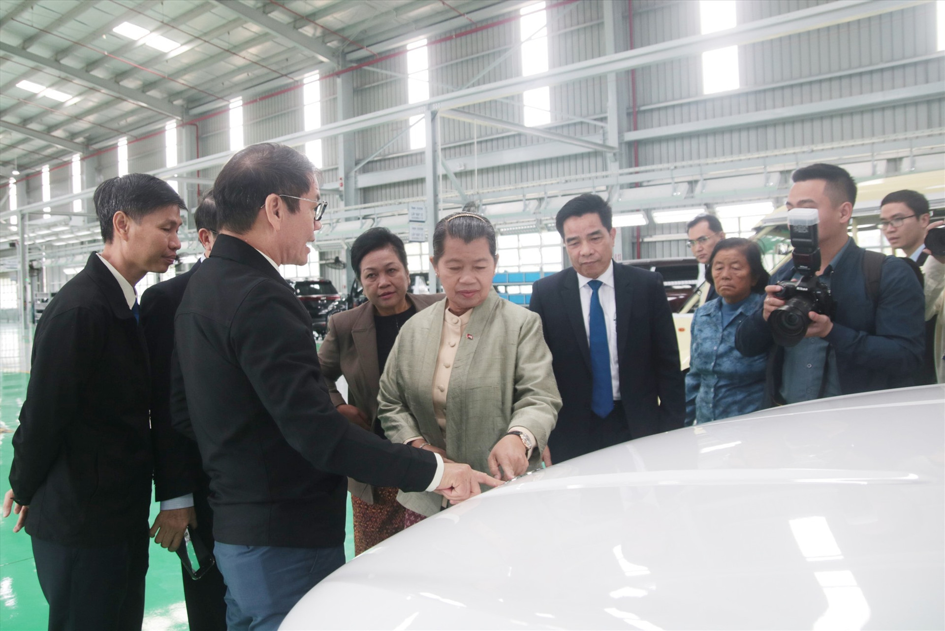 Bà Men Sam An – Phó Thủ tướng Campuchia cùng các đại biểu tham qua hoạt động sản xuất ô tô của Thaco Chu Lai. Ảnh: N.Đ