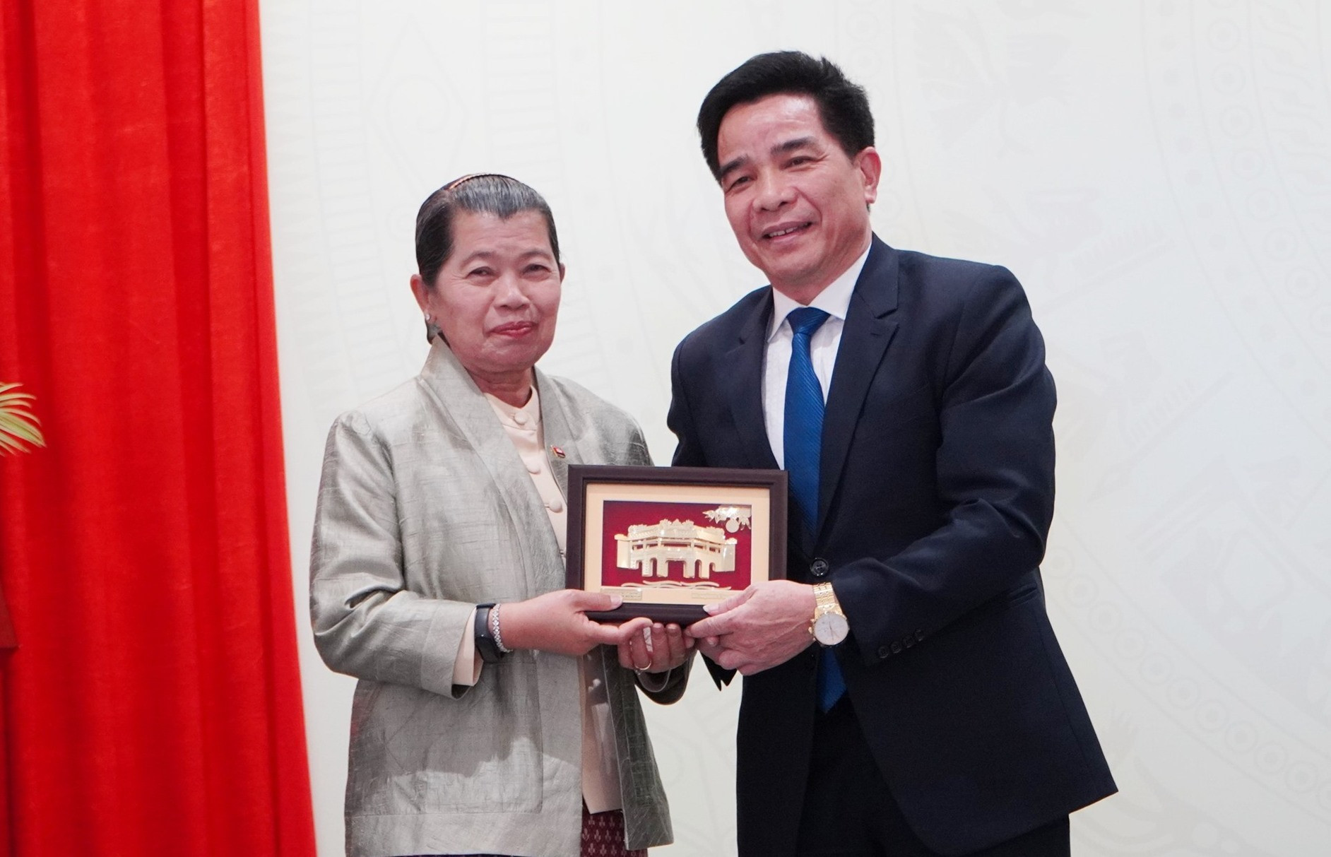Phó Bí thư Thường trực Tỉnh ủy Lê Văn Dũng tặng quà lưu niệm cho Phó Thủ tướng Campuchia. Ảnh: N.Đ