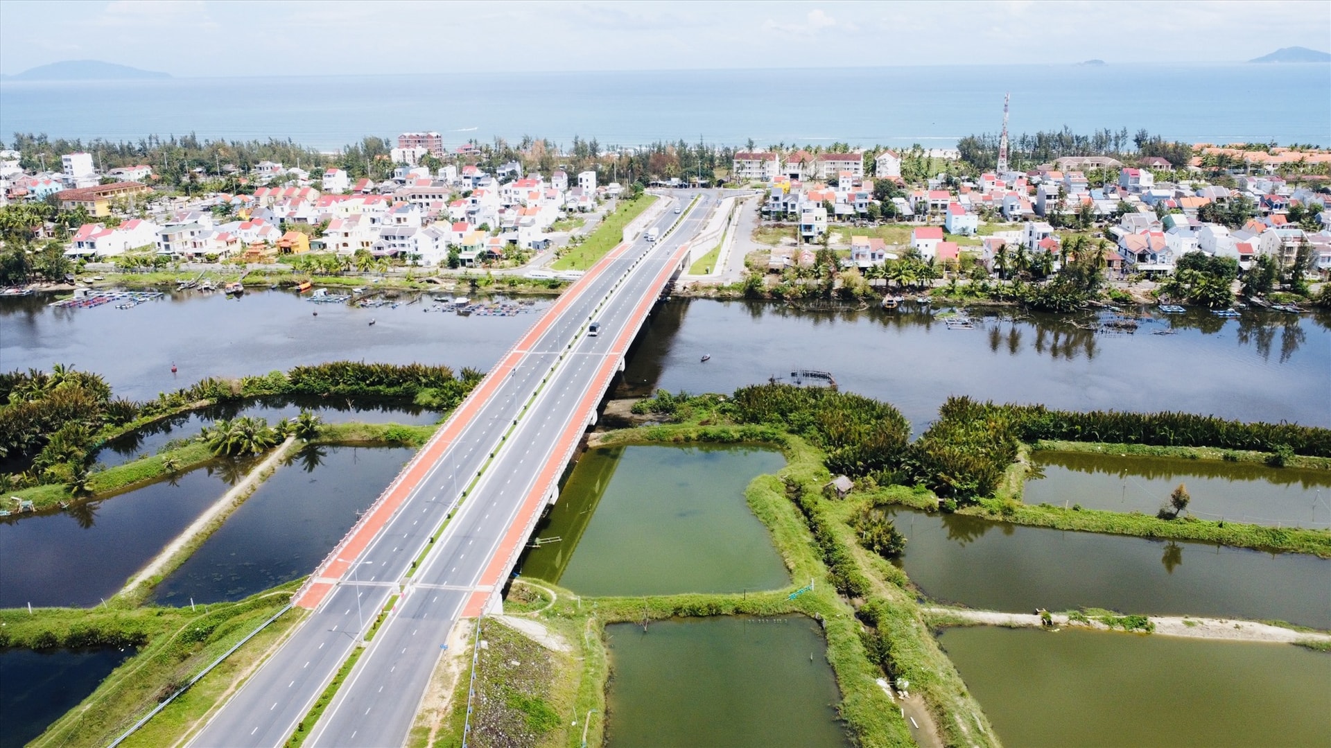 Những cây cầu qua phố trong tương lai không chỉ phục vụ nhu cầu giao thương mà còn cần có kiến trúc, thẩm mỹ phù hợp tạo hình ảnh cho không gian đô thị. Ảnh: Q.T