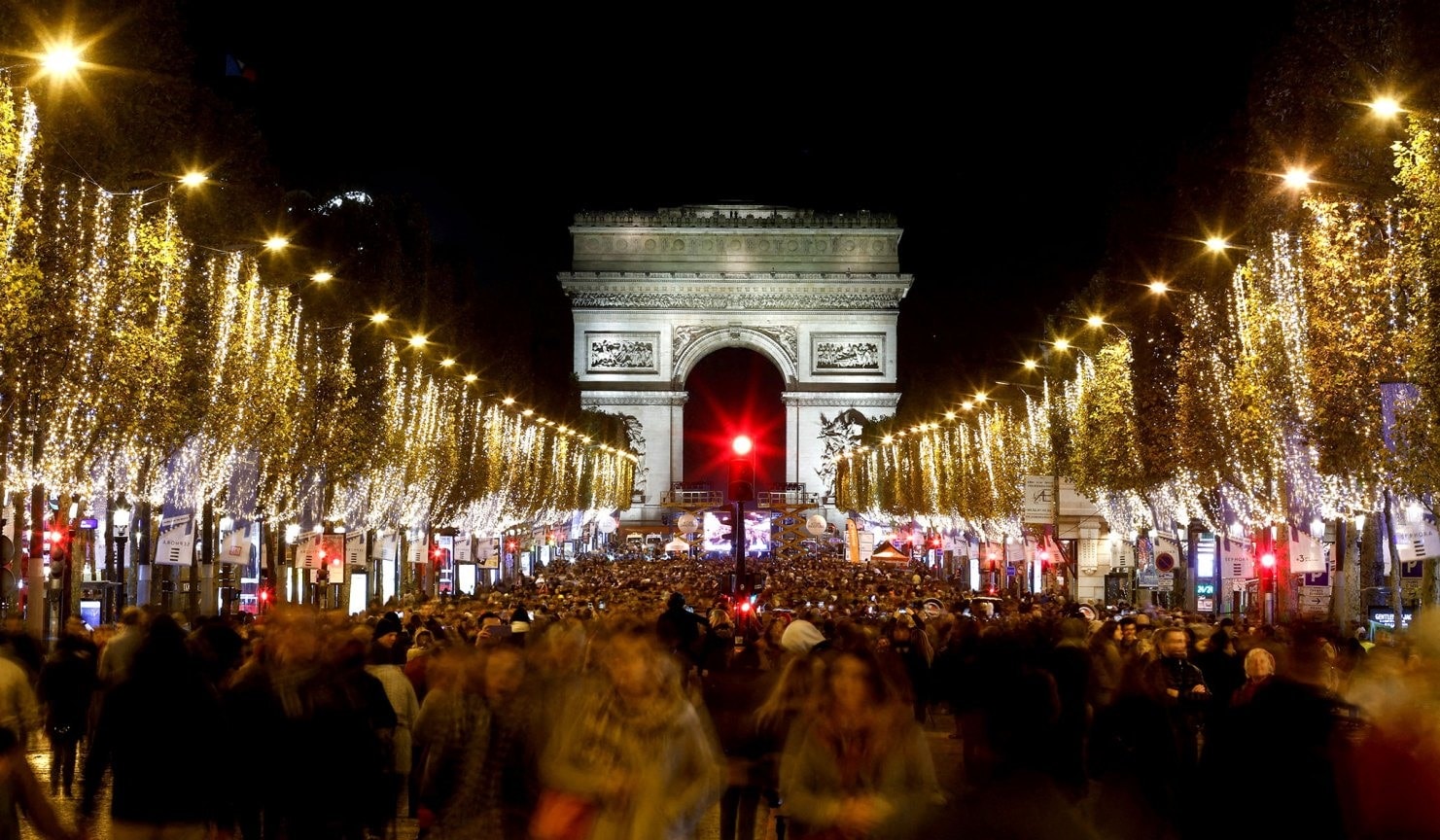 “Kinh đô ánh sáng” của Pháp đón Giáng sinh 2022 với tinh thần phải tiết kiệm điện nhưng Paris vẫn không mất đi vẻ đẹp vốn có của thành phố tráng lệ. Ảnh: Reuters