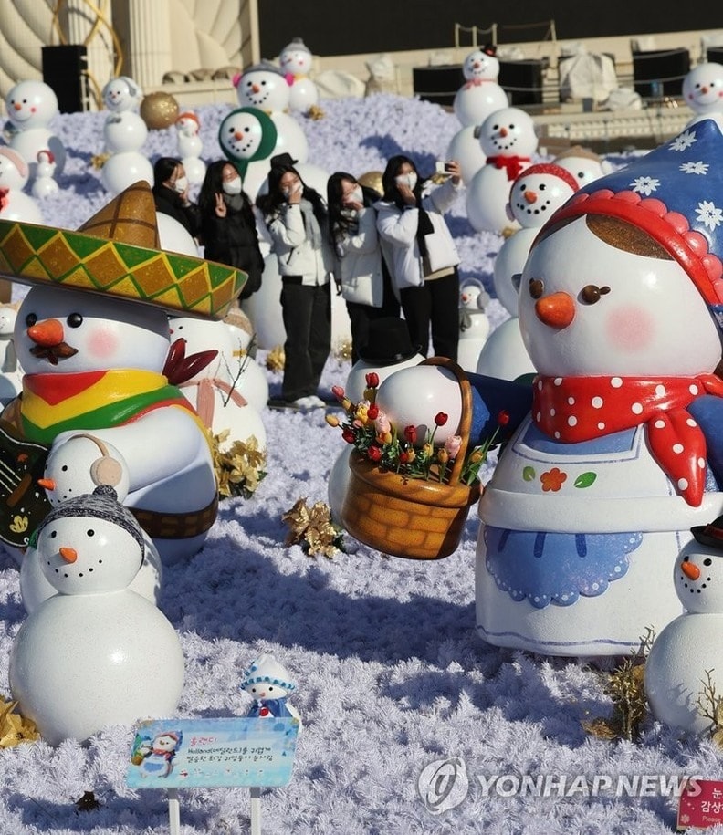 Các cô gái chụp ảnh trong chuyến tham quan Snowman World, nơi trưng bày 2.023 người tuyết, tại công viên giải trí Everland ở Yongin, cách thủ đô Seoul, Hàn Quốc khoảng 40 km về phía nam. (Ảnh: Yonhap)