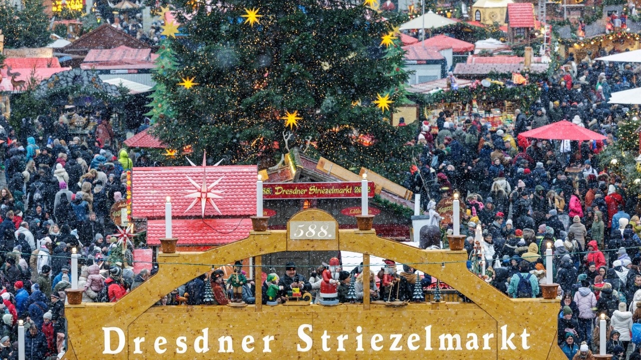 Toàn cảnh các gian hàng tại chợ Giáng sinh Dresden Striezelmarkt ở Dresden, miền đông nước Đức. Tín dụng: Ảnh AFP