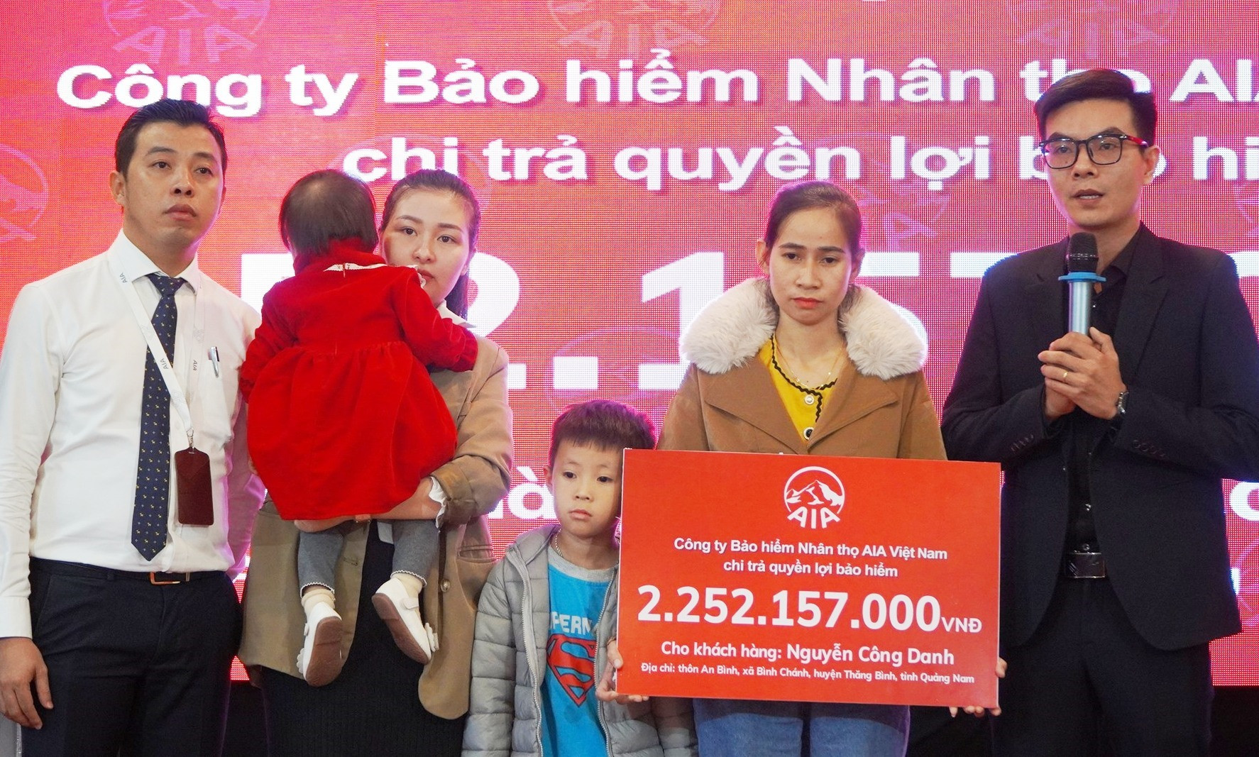Gia đình nạn nhân nhận khoản chi trả quyền lợi bảo hiểm từ AIA Việt Nam. Ảnh: D.L