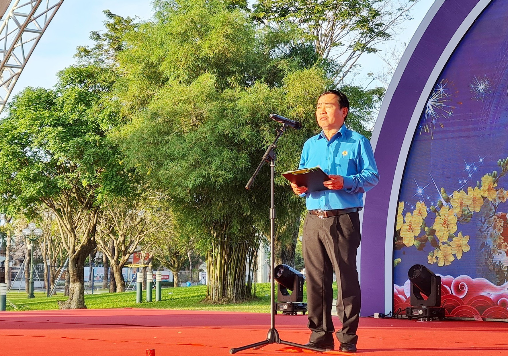 Chủ tịch Liên đoàn Lao động tỉnh Phan Xuân Quang tổng kết bế mạc chợ tết Công đoàn. Ảnh: D.L