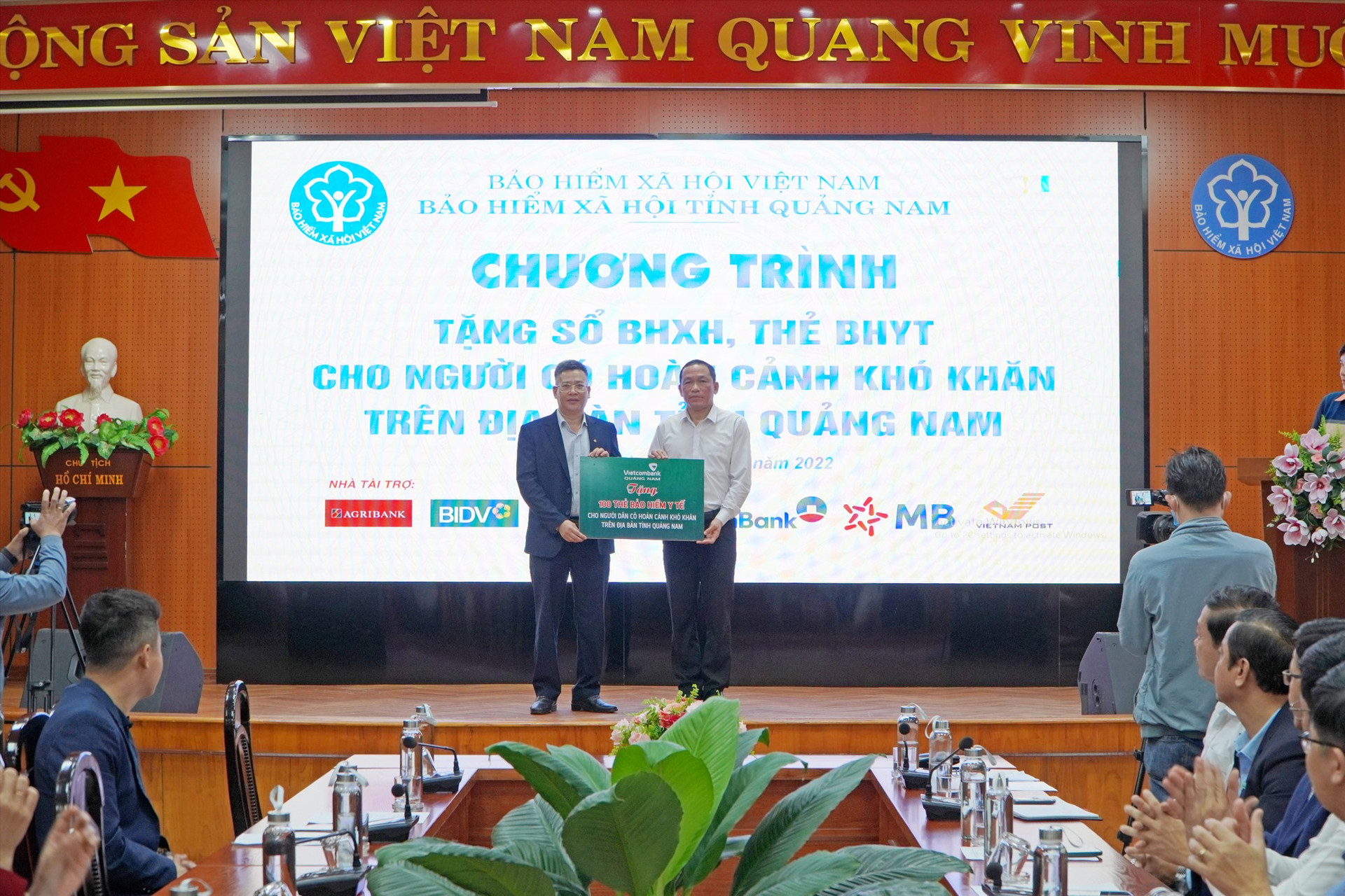Chi nhánh Vietcombank Quảng Nam trao hỗ trợ 100 thẻ BHYT cho người khó khăn của tỉnh. Ảnh: D.L