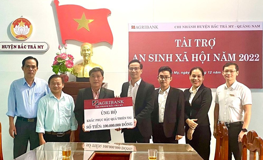 Lãnh đạo Agribank, Chi nhánh huyện Bắc Trà My trao tặng 100 triệu đồng cho UBMTTQVN huyện Bắc Trà My để hỗ trợ người dân thiệt hại do thiên tai năm 2022.
