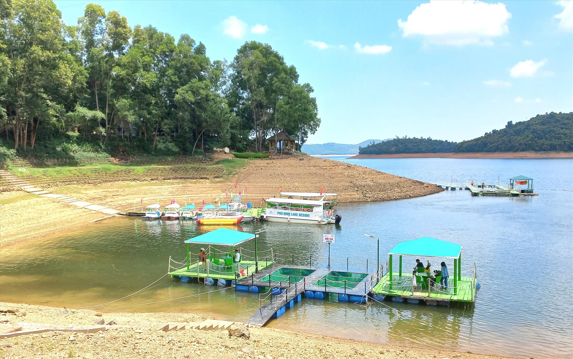 Công trình, phương tiện thủy trong lòng hồ Phú Ninh cần đảm bảo ATGT. Ảnh: C.T