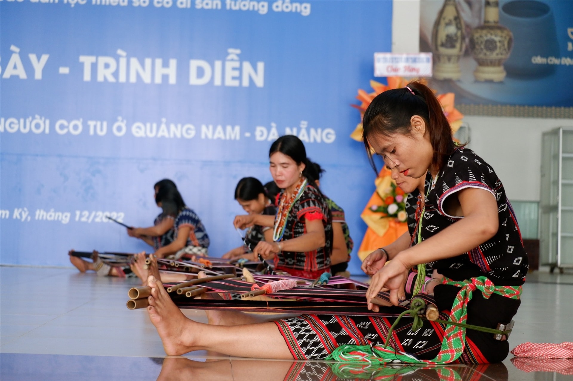 Co Tu women’s brocade weaving performance