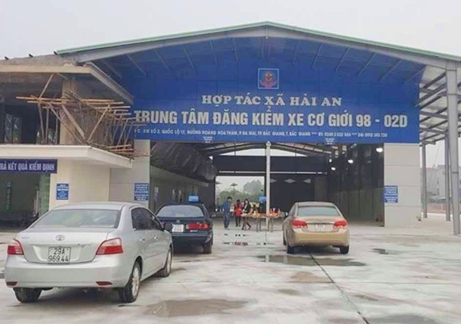 Trung tâm đăng kiểm xe cơ giới 98-02D của tỉnh Bắc Giang mới bị đình chỉ do đăng kiểm xe cũ nát chở công nhân trong các khu công nghiệp.