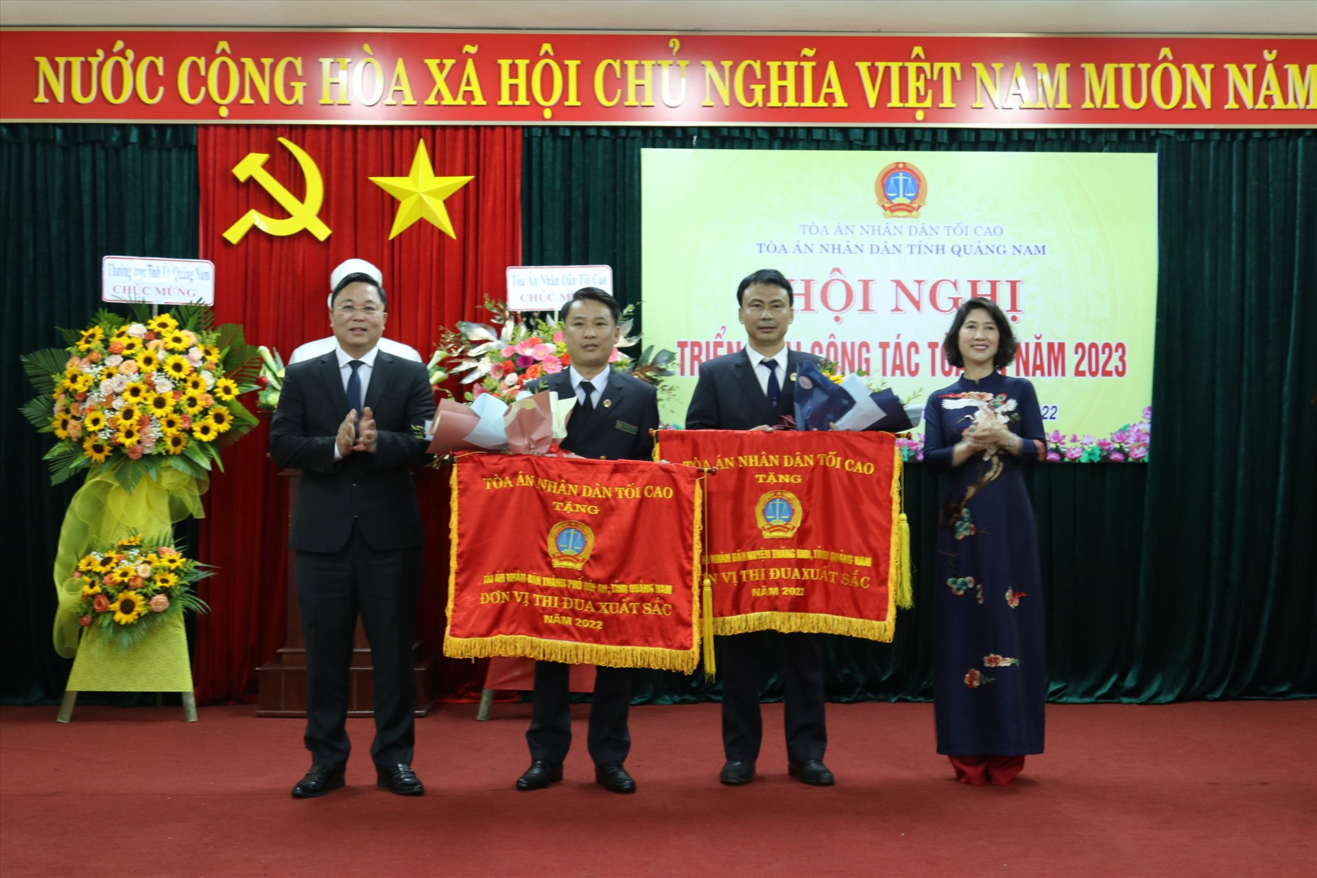 Trao cờ thi đua của TAND tối cao cho TAND TP.Hội An và TAND huyện Thăng Bình