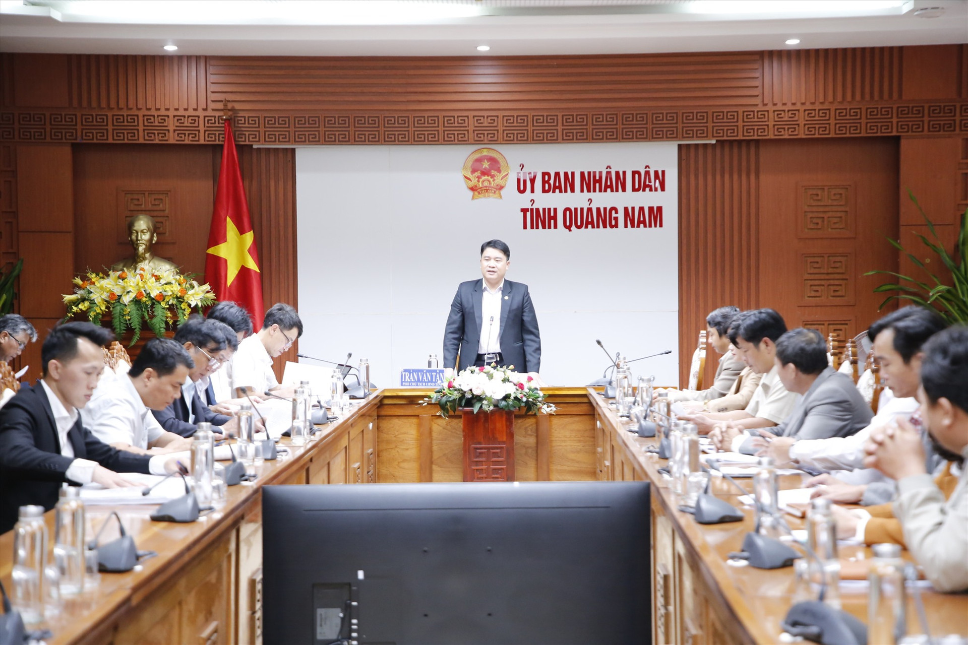 Phó Chủ tịch UBND tỉnh Trần Văn Tân chủ trì buổi làm việc. Ảnh: T.C