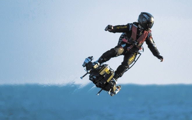 Nhà phát minh Franky Zapata sử dụng chiếc Flyboard Air để thực hiện chuyến bay vào năm 2019. Ảnh: Zapata.