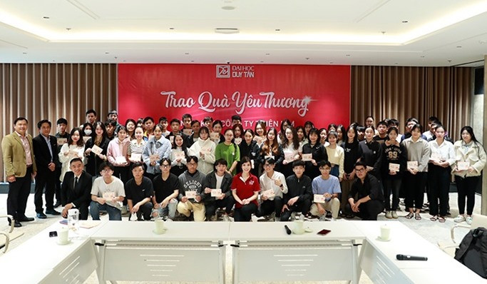 70 SV Đại học Duy Tân vui mừng nhận quà yêu thương cảu Quỹ “Ông Chín Kỳ” trao tặng dịp Tết cổ truyền Quỹ Mão 2023. Ảnh XL