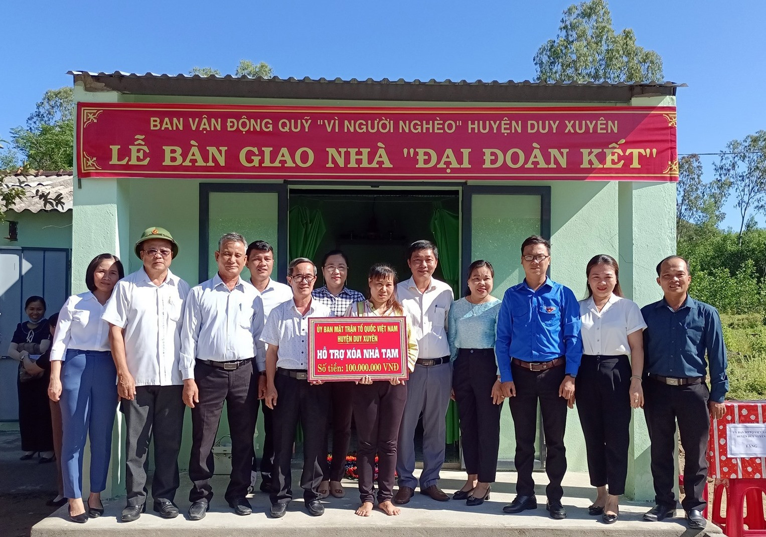 Ủy ban MTTQ Việt Nam huyện Duy Xuyên tổ chức bàn giao nhà đại đoàn kết cho hộ nghèo.