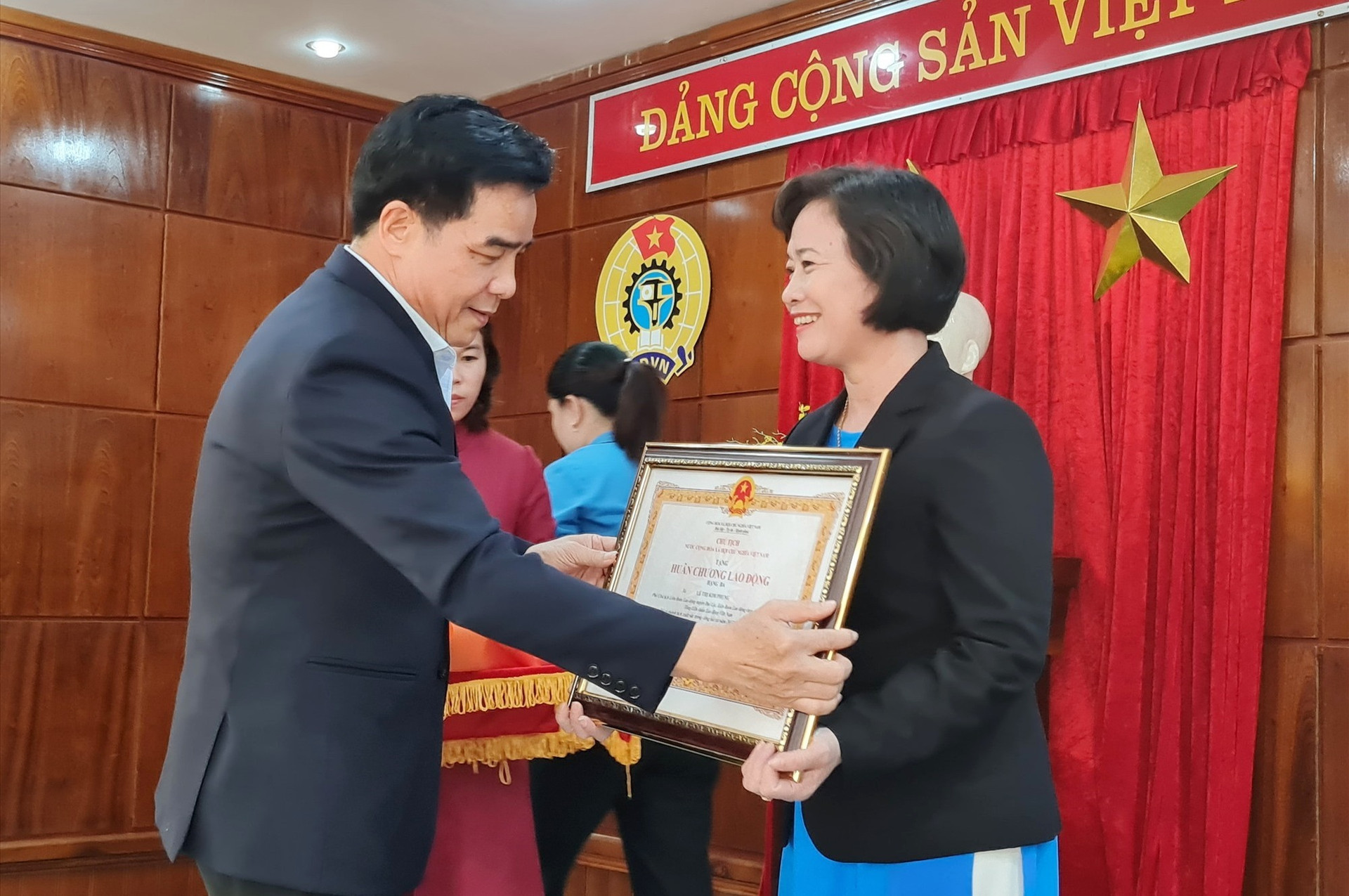 Bà Lê Thị Kim Phụng nhận Huân chương Lao động hạng III. Ảnh: D.L