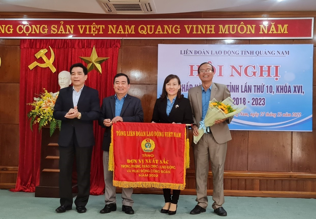 Liên đoàn Lao động tỉnh nhận Cờ thi đua xuất sắc của Tổng LĐLĐ Việt Nam. Ảnh: D.L
