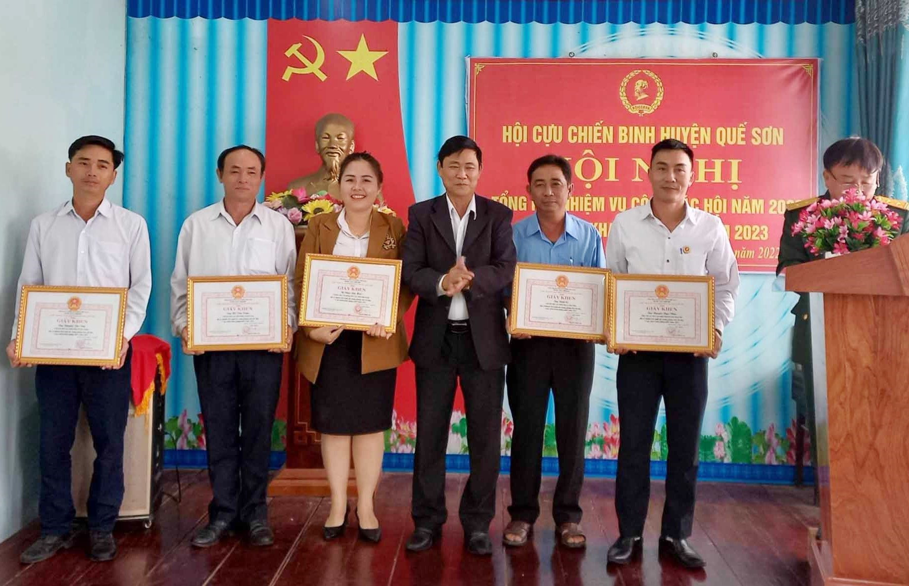 UBND huyện Quế Sơn khen thưởng các cá nhân có thành tích xuất sắc trong phong trào thi đua “CCB gương mẫu“. Ảnh: D.T