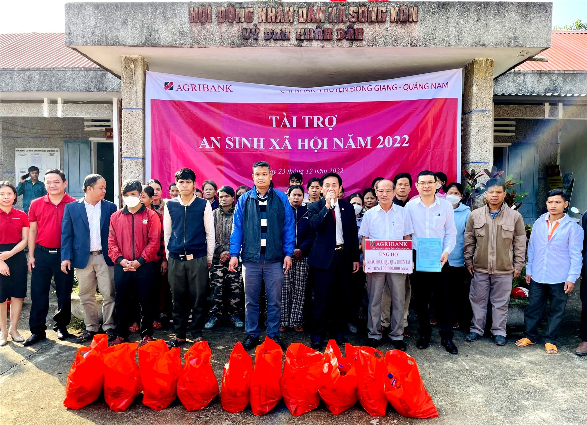 Agribank Quảng Nam hỗ trợ người dân huyện Đông Giang khắc phục hậu quả bão lũ năm 2022. Ảnh: Q.VIỆT