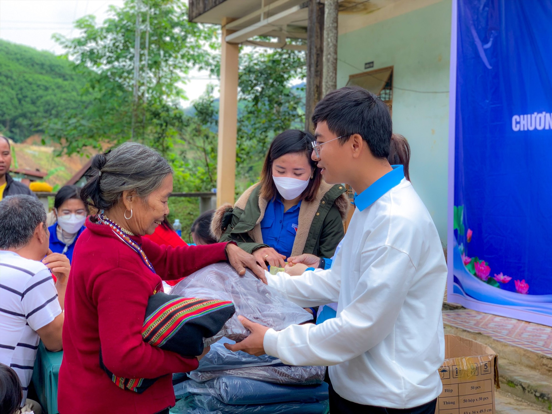 Quang Hiếu (áo trắng) cùng CLB Sen Việt trao quà cho bà con nghèo trong chuyến Tình nguyện mùa động tại xã xã Arooi (Đông Giang) vào ngày 20/12/2022. Ảnh: B.H