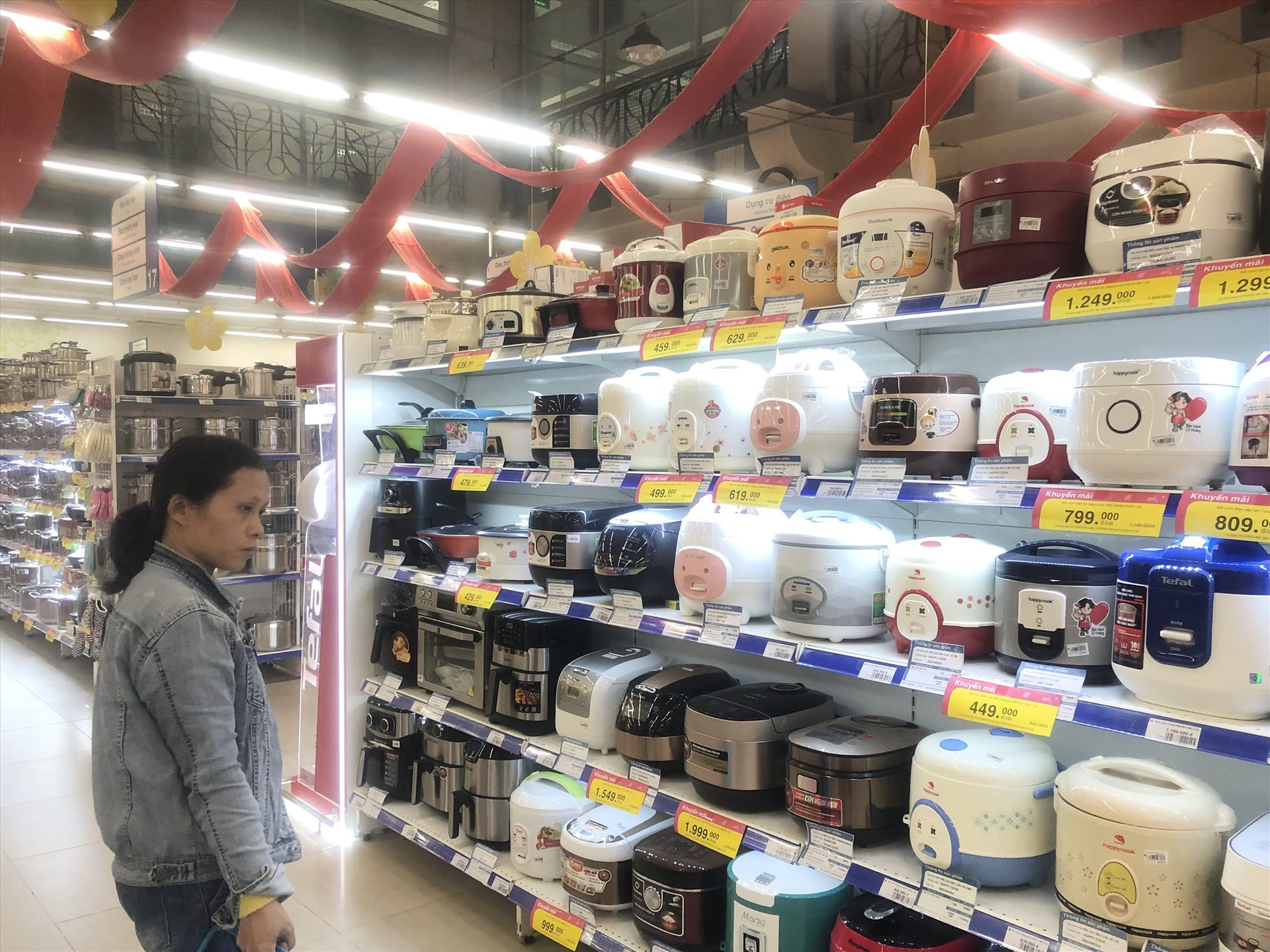Nhiều mặt hàng tại siêu thị Co.opMart TP. Tam Kỳ đang được giảm giá từ 10-40%. Ảnh: KL