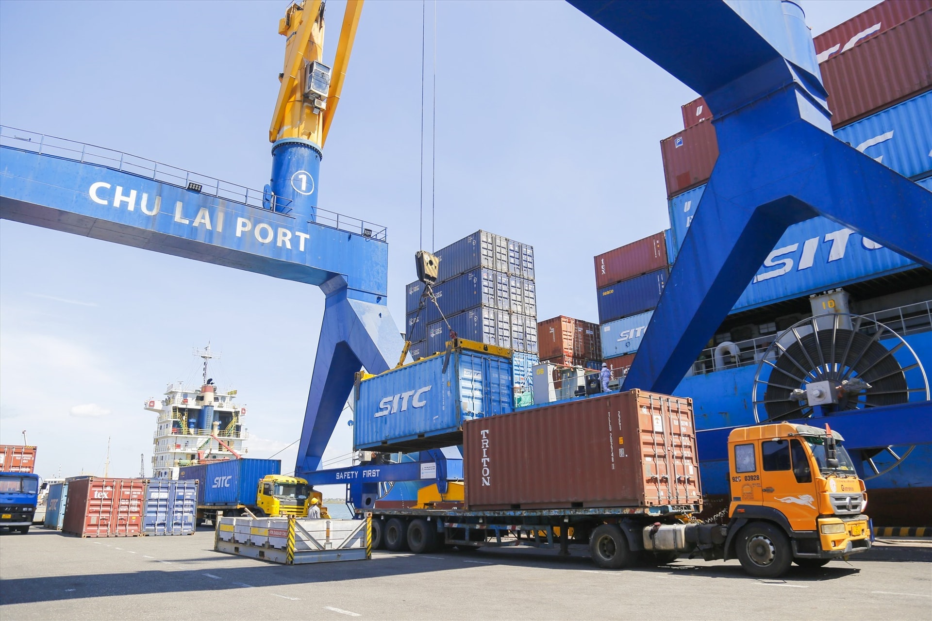 Loading and unloading goods at Chu Lai port