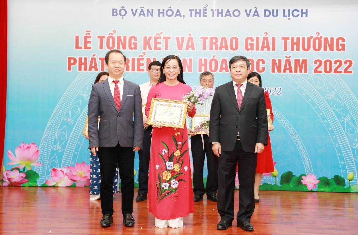 Bà Trương Thị Tú Anh - đại diện Thư viện Thanh Hóa, thành phố Hội An nhận Giải thưởng.