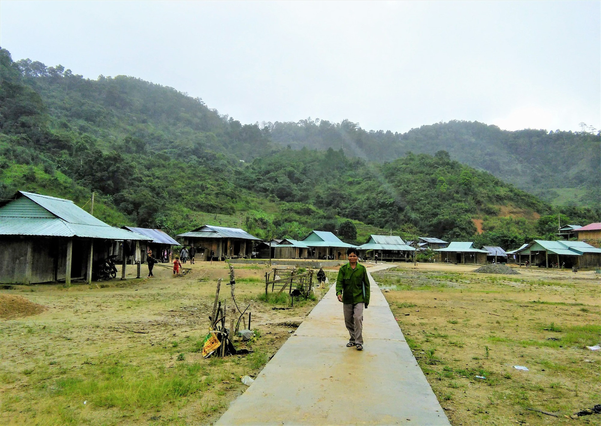 Khu tái định cư thôn K’noonh (xã A Xan, Tây Giang) được hình thành đáp ứng nhu cầu di dân, đảm bảo phòng chống thiên tai tại miền núi.   Ảnh: ALĂNG NGƯỚC