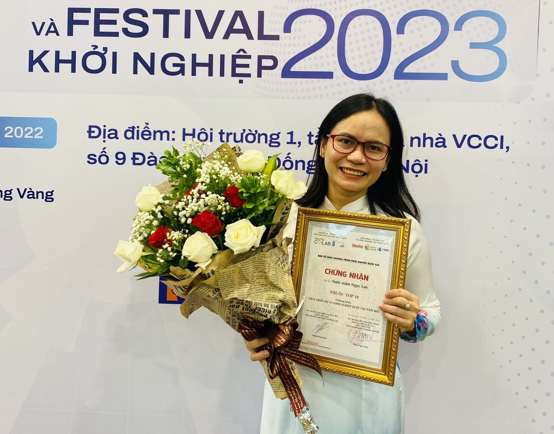 Bà Lê Thị Ngọc Tầm cùng chứng nhận nước mắm Ngọc Lan thuộc top 10 Chương trình phát triển dự án khởi nghiệp quốc gia năm 2022 . Ảnh: NVCC