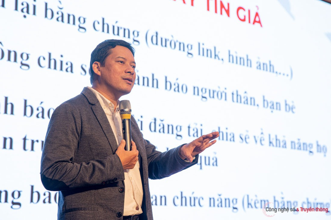 Cục trưởng Cục PTTH&TTĐT Lê Quang Tự Do giới thiệu Cẩm nang.