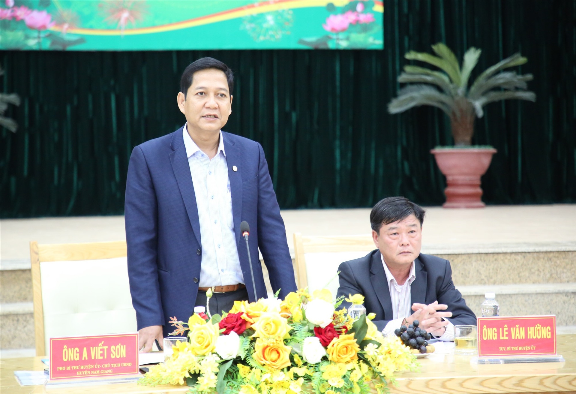 Chủ tịch UBND huyện Nam Giang - A Viết Sơn chia sẻ tại cuộc gặp mặt. Ảnh: A.N