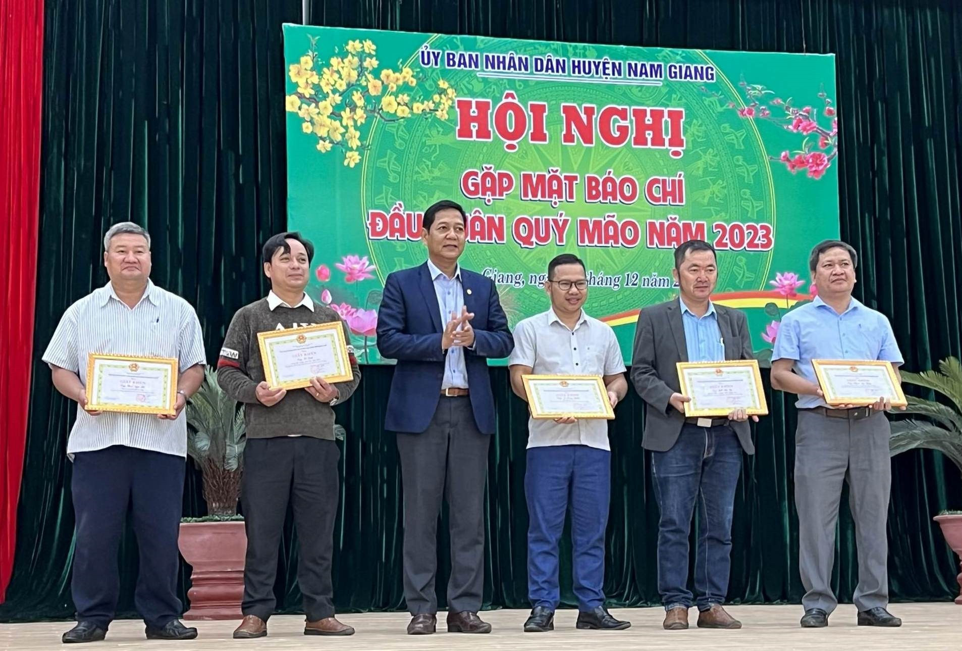 Các phóng viên nhận giấy khen của UBND huyện Nam Giang. Ảnh: A.N