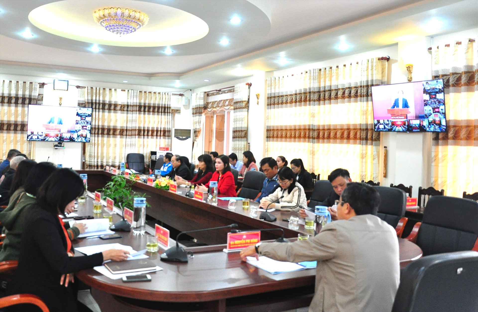 Các đại biểu tại điểm cầu Quảng Nam lắng nghe các nội dung quán triệt qua hệ thống hội nghị truyền hình trực tuyến. Ảnh: V.A