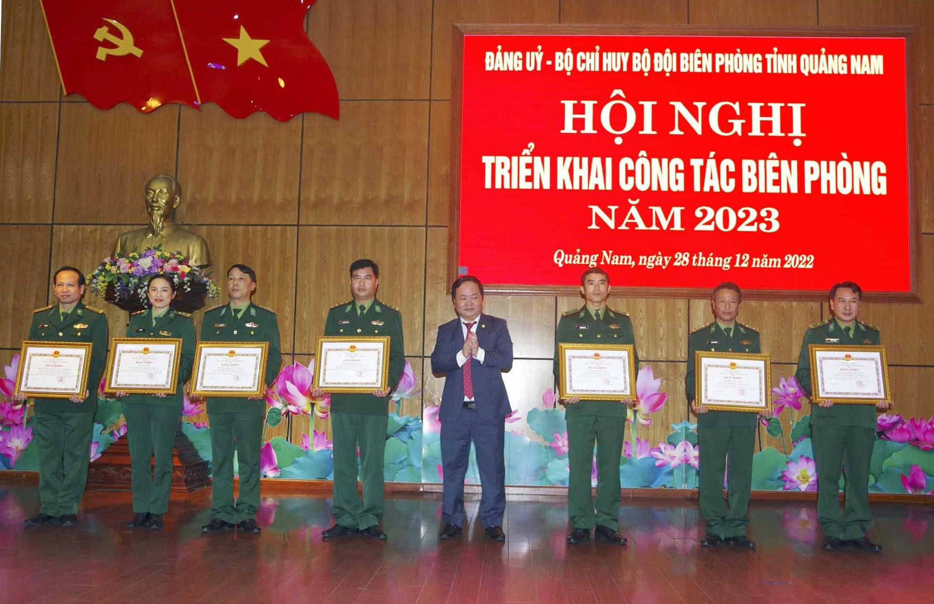 Phó chủ tịch UBND tỉnh Nguyễn Hồng Quang trao bằng khen của Chủ tịch UBND tỉnh cho các tập thể, cá nhân đã có thành tích xuất sắc trong phong trào thi đua Quyết thắng năm 2022. Ảnh: ANH CHÍN