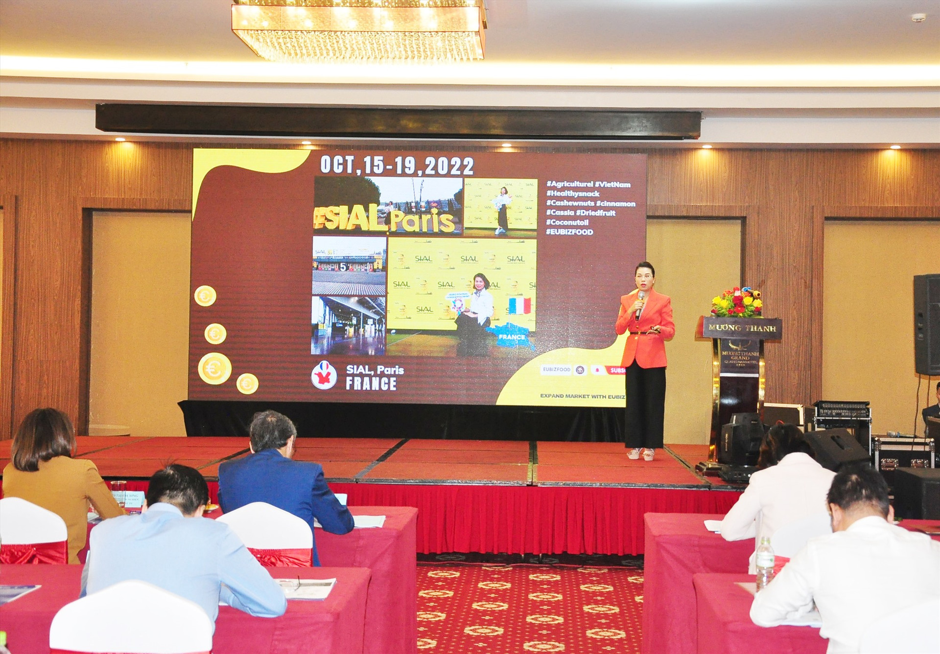 Bà Nguyễn Thị Thanh Hoa - Giám đốc Công ty CP EUBIZ Việt Nam trình bày tham luận tại diễn đàn. Ảnh: V.A