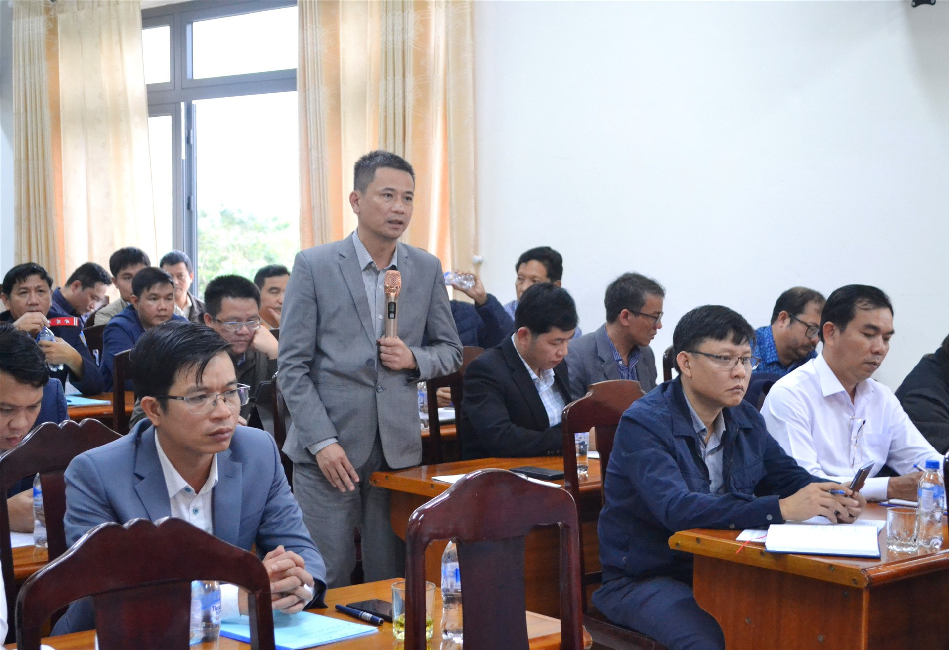 Lãnh đạo huyện Nam Giang có ý kiến về khắc phục căn cơ tình trạng sạt lở mùa mưa bão trên quốc lộ 14D. Ảnh: CT