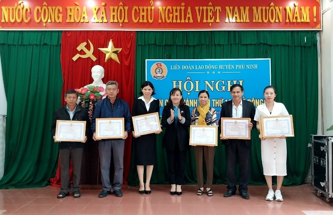 Khen thưởng các tập thể, cá nhân có nhiều đóng góp trong các phong trào do LĐLĐ huyện Phú Ninh phát động. Ảnh: Đ.V