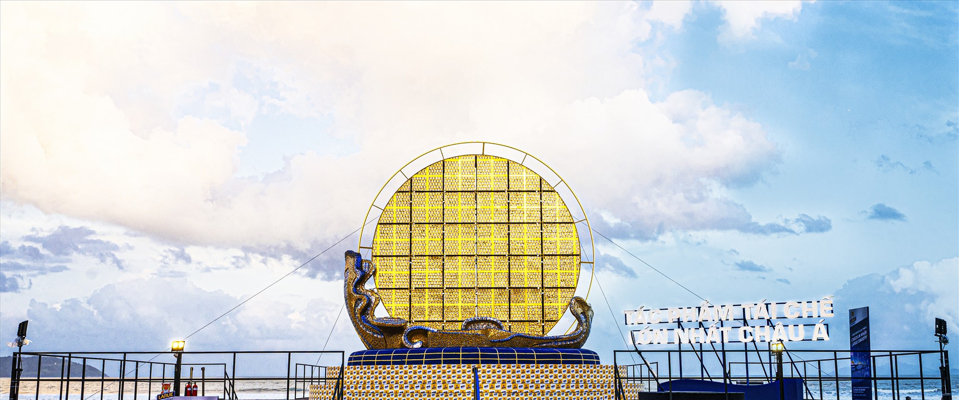 Tác phẩm nghệ thuật tái chế lớn nhất Châu Á mang tên “Hừng đông”. Ảnh: Đ.Y