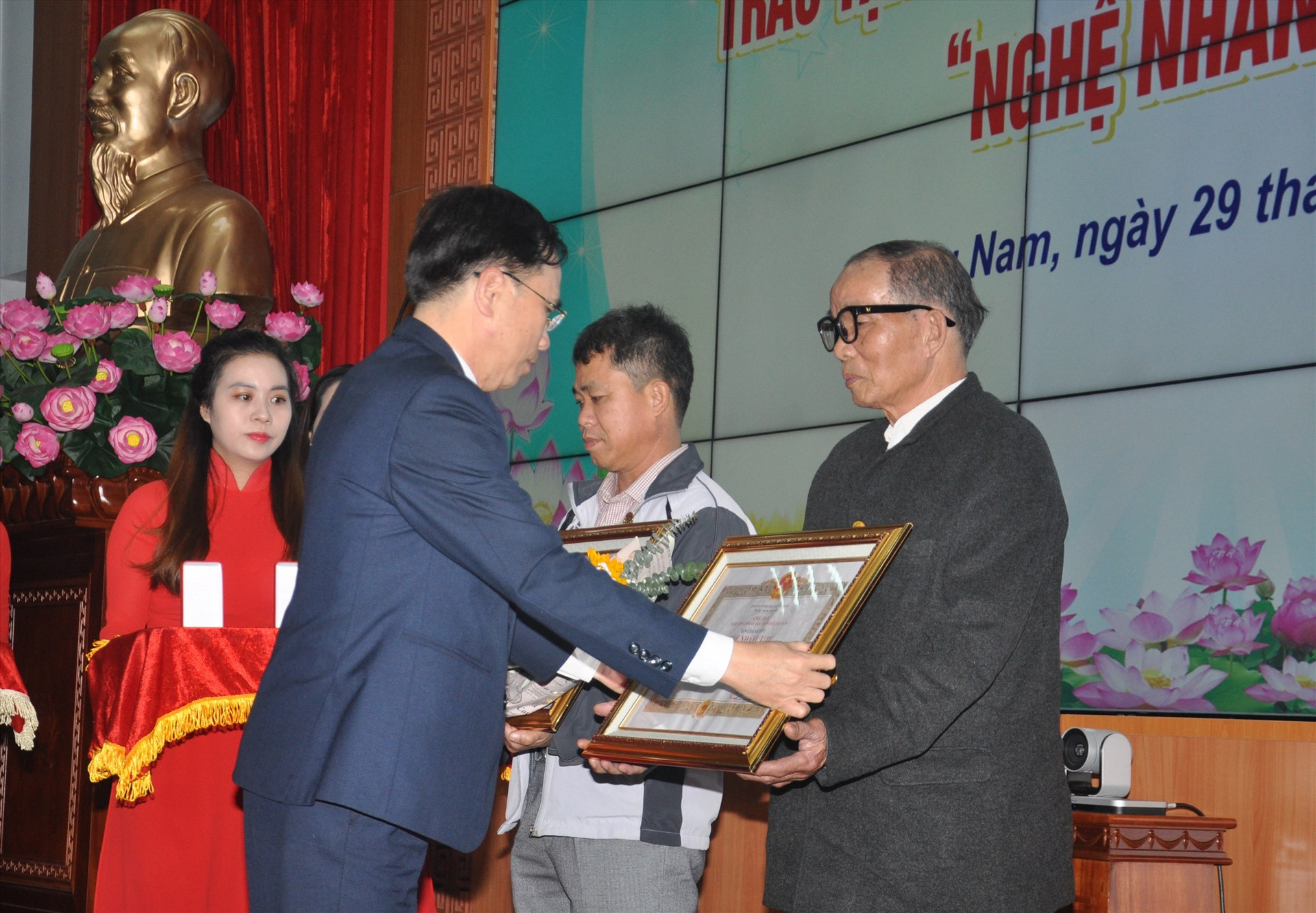 Giám đốc Sở VH-TT&DL Nguyễn Thanh Hồng trao tặng danh hiệu Nghệ nhân ưu tú trong lĩnh vực di sản văn hóa phi vật thể cho các cá nhân. Ảnh: T.V